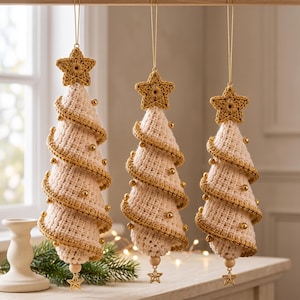 Peut inclure: Trois décorations de sapin de Noël suspendues en tricot couleur crème avec un design en spirale. Chaque sapin est surmonté d'une étoile dorée crochetée, orné de perles dorées sur les bords et terminé par une petite étoile dorée à la base.