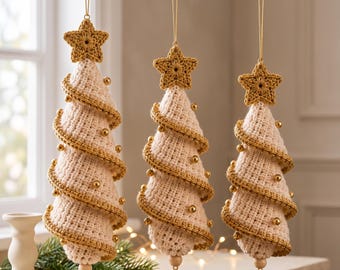 Puede incluir: Tres adornos colgantes para árbol de Navidad hechos de tejido de punto color crema con un diseño en espiral. Cada árbol está rematado con una estrella dorada de ganchillo, decorado con cuentas doradas en los bordes y una estrella pequeña.