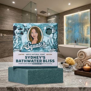 Może przedstawiać: Prostokątna kostka ciemnozielonego mydła w papierowym opakowaniu z ilustracją osoby, klasycznymi posągami i napisem Dr. Squatch Sydney's Bathwater Bliss. Opakowanie wskazuje średnią ziarnistość oraz wagę netto wynoszącą 141 g.