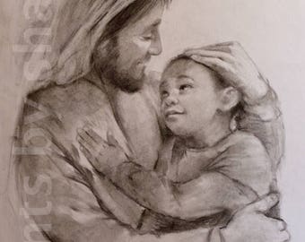 Puede incluir: Un dibujo a lápiz en blanco y negro de un hombre con barba sosteniendo a un niño. El hombre mira al niño con una expresión de amor, y el niño mira al hombre con una sonrisa.
