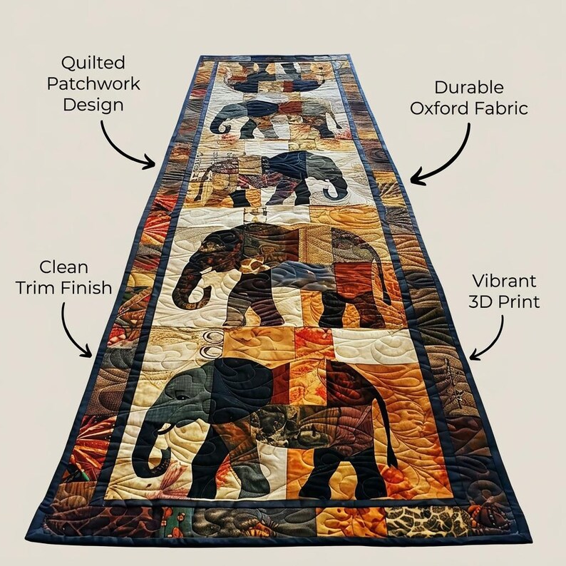 Pode incluir: Um caminho de mesa retangular com um design de patchwork acolchoado e uma impress&atilde;o 3D vibrante de elefantes em tons de castanho, laranja e preto. O caminho tem um acabamento limpo e &eacute; feito de tecido Oxford dur&aacute;vel.