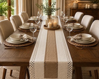 Caminho de mesa em macramê com listras neutras, centro de mesa estilo boho campestre