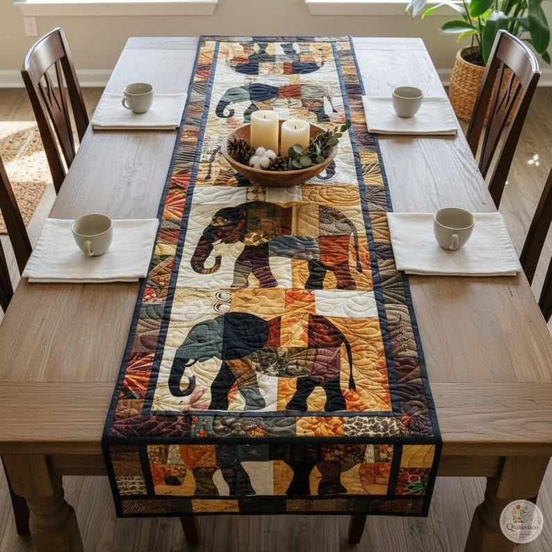 Pode incluir: Um caminho de mesa acolchoado retangular com um padr&atilde;o repetitivo de elefantes em retalhos de tecido em tons terrosos. O caminho tem uma borda escura e est&aacute; centrado numa mesa de madeira com quatro canecas de cer&acirc;mica branca e uma ta&ccedil;a.