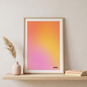 Könnte beinhalten: Ein gerahmter vertikaler Wandkunstdruck mit einem weichen Farbverlauf von Orange oben über Gelb in der Mitte bis hin zu Pink unten. Das Wort HAPPINESS ist in kleinen schwarzen Großbuchstaben in der unteren rechten Ecke aufgedruckt.