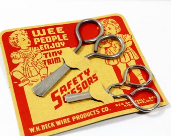Vintage Tiny Trim Childrens Safety Scissors on Original Card, &quot;Wee People Enjoy&quot;
