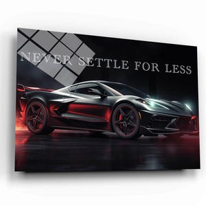 Puede incluir: Un cuadro rectangular que muestra un coche deportivo negro con detalles rojos y faros brillantes. El texto NEVER SETTLE FOR LESS está impreso en blanco en la parte superior. El fondo es oscuro con un patrón de cuadrícula en la esquina superior izquierda.