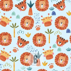 Pode incluir: Um padrão de tecido azul claro com ilustrações repetidas de rostos de leão, tigre e girafa. O design inclui pequenas palmeiras, pegadas e formas abstratas em laranja, marrom e verde. Uma letra B está centralizada no desenho.