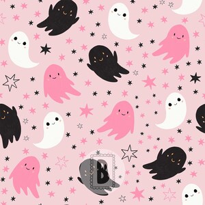 Pode incluir: Um padrão repetitivo num fundo rosa claro com pequenos fantasmas sorridentes em preto, branco e rosa. O design é intercalado com numerosas pequenas estrelas pretas e cor-de-rosa de vários tamanhos. Um pequeno logótipo retangular com a letra B é visível.