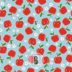 Pode incluir: Um padrão de tecido azul claro com um design repetitivo de maçãs vermelhas com rostos sorridentes, folhas verdes e pequenas flores brancas. As maçãs têm expressões variadas e uma marca d'água com a letra B é visível no centro.
