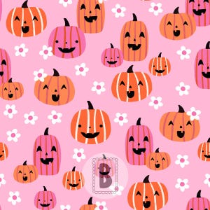 Pode incluir: Um padrão repetitivo num fundo rosa claro com abóboras cor de laranja e cor-de-rosa com caras sorridentes de jack-o'-lantern. As abóboras estão decoradas com riscas verticais e pequenas flores brancas estão espalhadas.