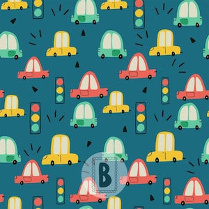 Pode incluir: Um padrão de tecido azul-petróleo com um design repetitivo de carros de desenho animado amarelos, vermelhos e verde-claros, intercalados com semáforos verticais e pequenos triângulos pretos. Uma marca d'água circular com a letra B está centrada.