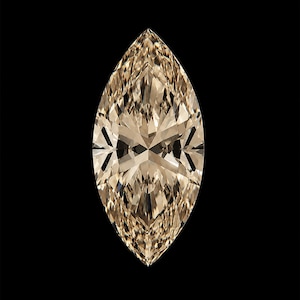 Peut inclure: Une pierre précieuse taillée en marquise avec une teinte champagne claire ou brunâtre. La pierre présente une forme ovale allongée symétrique avec des extrémités pointues et de nombreuses facettes triangulaires créant un motif complexe.