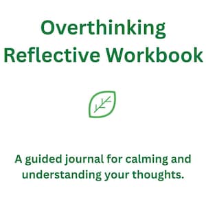 以下が含まれることがあります： 白いワークブックの表紙には、濃い緑色のテキスト「Overthinking Reflective Workbook」、緑色の葉のアイコン、そして「A guided journal for calming and understanding your thoughts」というテキストが記載されています。デザインはシンプルで中央揃えです。