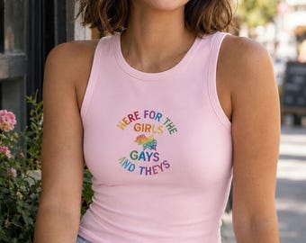 Hier für die Mädchen Schwule und Sie Shirt, Queer LGBT Ally Tank Top, gesticktes Regenbogen Pride T-Shirt, Pride Tank