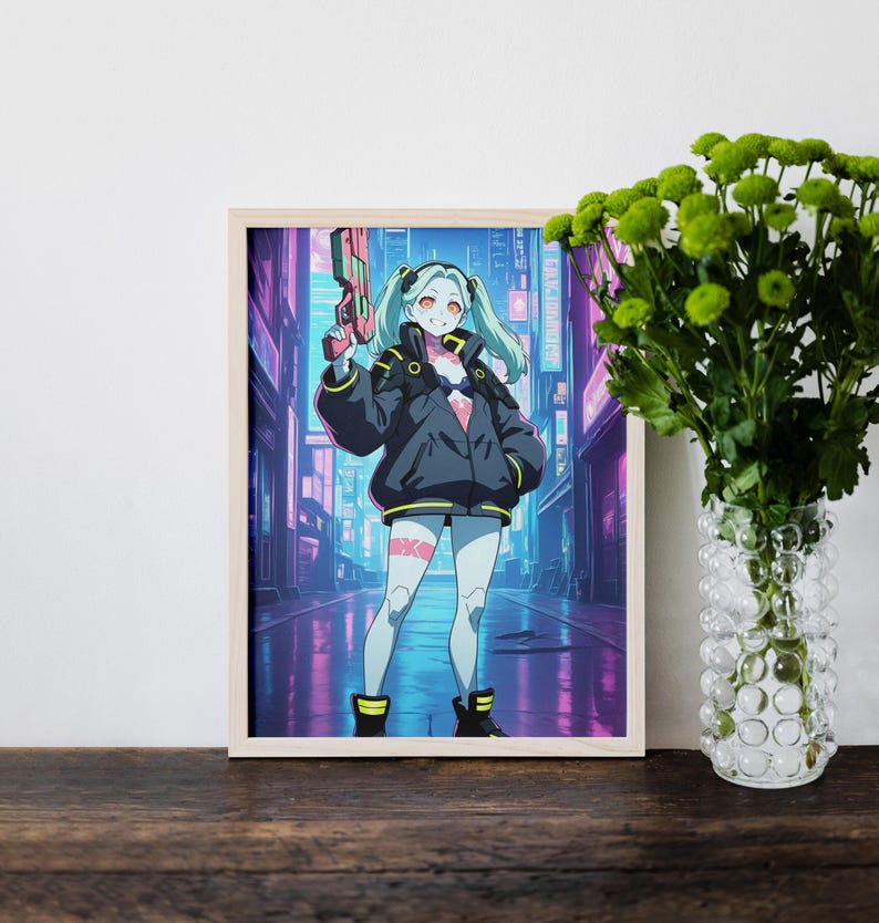 Peut inclure: Une impression d'art encadr&eacute;e repr&eacute;sentant un personnage aux cheveux clairs avec des couettes, portant une veste sombre surdimensionn&eacute;e et tenant un pistolet futuriste rose. Le fond montre une rue urbaine n&eacute;on aux tons violets et bleus.