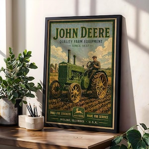 Puede incluir: Un póster enmarcado de estilo vintage que muestra un tractor John Deere verde en un campo con una persona conduciéndolo. El texto dice John Deere Quality Farm Equipment Since 1837, Built For Strength, Made For Service y Moline, Illinois U.S.A.
