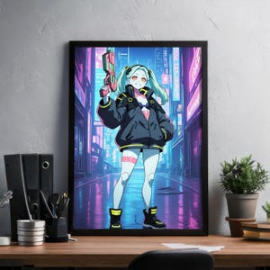 Peut inclure: Une impression d'art mural encadr&eacute;e repr&eacute;sentant un personnage d'anime stylis&eacute; aux cheveux bleu clair et aux yeux rouges, portant une veste sombre et tenant un pistolet futuriste rose. Le fond montre une rue urbaine n&eacute;on la nuit aux tons bleus et violets.