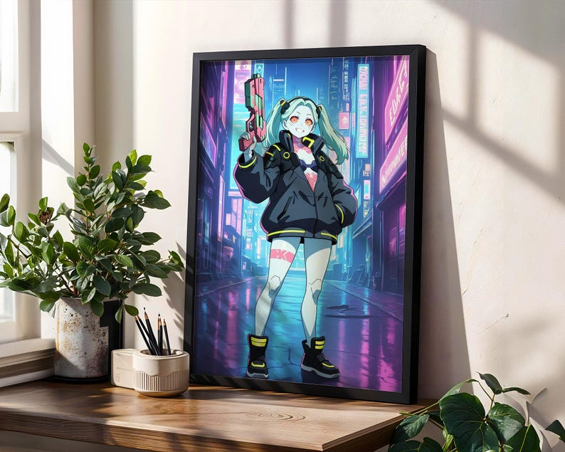 Peut inclure: Une impression d'art encadr&eacute;e repr&eacute;sentant un personnage aux cheveux bleu clair en couettes, portant une veste sombre surdimensionn&eacute;e et tenant un pistolet futuriste rose. L'arri&egrave;re-plan montre une rue urbaine aux n&eacute;ons violets et bleus.