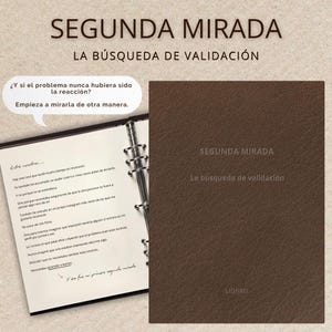 Può includere: Un raccoglitore con texture in pelle marrone con il testo SEGUNDA MIRADA LA BÚSQUEDA DE VALIDACIÓN e LIONEO sulla copertina. Il raccoglitore aperto mostra una pagina con testo in spagnolo, un fumetto con testo e un meccanismo metallico a sei anelli.