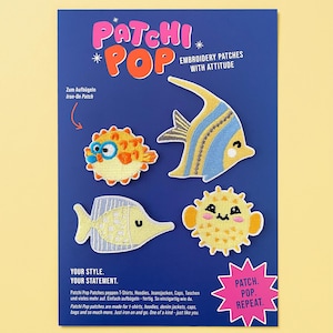 Könnte beinhalten: Eine blaue Präsentationskarte mit vier gestickten Fisch-Aufnähern. Der Text lautet Patchi Pop, Embroidery Patches With Attitude, Your Style. Your Statement. sowie Patch. Pop. Repeat. Die Aufnäher zeigen zwei Kugelfische und zwei Skalare.