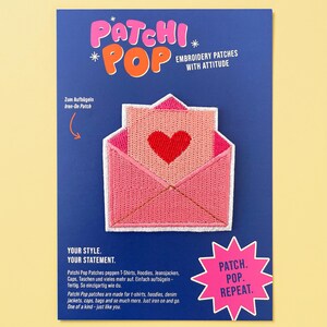 Könnte beinhalten: Ein aufbügelbarer Stickaufnäher in Form eines rosa Briefumschlags mit einem roten Herz, präsentiert auf einer blauen Karte mit dem Text Patchi Pop, Embroidery Patches With Attitude, Your Style. Your Statement. Patch. Pop. Repeat.