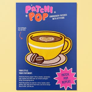 Könnte beinhalten: Ein aufbügelbarer Stickaufnäher mit einer gelben Kaffeetasse, einem herzförmigen Milchschaummuster und zwei Kaffeebohnen auf einer Untertasse. Der Aufnäher ist auf einer blauen Karte mit dem Text Patchi Pop, Embroidery Patches With Attitude, Your Style. Your Statement., und Patch. Pop. Repeat. befestigt.