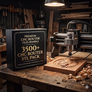 Peut inclure: Une boîte noire avec du texte doré indiquant PREMIUM CNC ROUTER FILES BUNDLE 3500+ CNC ROUTER STL PACK INSTANT DOWNLOAD | COMMERCIAL LICENSE, placée à côté d'une machine CNC gravant un motif de lion sur un carré de bois brun clair.