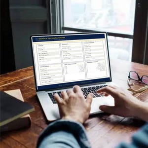 Könnte beinhalten: Ein Laptop-Bildschirm, der ein Statik-Formelblatt mit Abschnitten für Kräfte, Momente, Spannungen und Dehnungen, Balkengrundlagen, Einheitenumrechnungen und gängige Symbole anzeigt, mit mathematischen Gleichungen auf weißem Hintergrund.