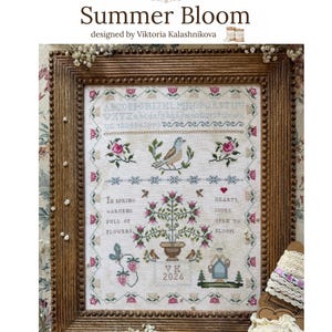Può includere: Uno schema a punto croce contato intitolato Summer Bloom di Everlace Samplers, raffigurante un uccello, fiori, una pianta in vaso e testo in una cornice di legno. Il disegno include un alfabeto, numeri e l'anno 2026, ricamato su tessuto.
