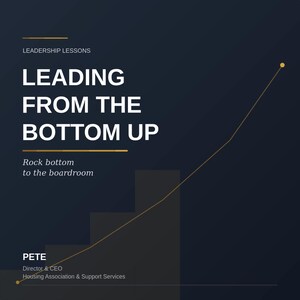 Könnte beinhalten: Ein dunkelblaues Grafikplakat mit dem Titel Leadership Lessons Leading From The Bottom Up und dem Untertitel Rock bottom to the boardroom. Es zeigt ein goldenes Liniendiagramm über einer Treppensilhouette, mit dem Namen Pete im unteren Bereich.