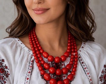 Collar tradicional ucraniano de madera con cuentas rojas, joyería folclórica llamativa.