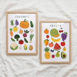 Peut inclure: Deux affiches encadrées présentant des illustrations colorées de style dessin animé de légumes et de fruits. L'affiche de gauche est intitulée LÉGUMES et montre divers légumes, tandis que celle de droite est intitulée FRUITS et montre divers fruits.