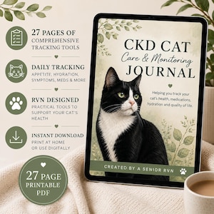 Op de afbeelding: Een digitale tablet met een CKD-kattenverzorgings- en monitoringdagboek met een zwart-witte katillustratie. Het scherm bevat tekst over het bijhouden van gezondheid, medicatie en hydratatie, naast een lijst met 27 pagina's aan trackingtools.