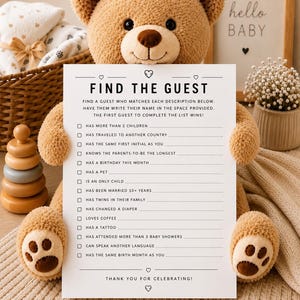 Pode incluir: Um cartão de jogo retangular branco intitulado FIND THE GUEST com uma lista de instruções e caixas de seleção, segurado por um urso de pelúcia bege. O texto inclui instruções para encontrar um convidado que corresponda a descrições como ter filhos.