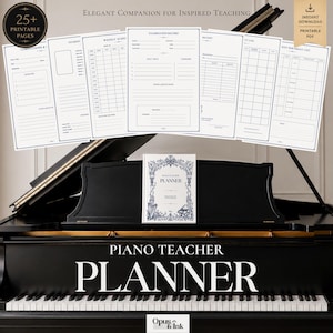 Può includere: Un libro Piano Teacher Planner con copertina bianca e illustrazioni blu decorate di strumenti musicali, esposto su un pianoforte a coda nero insieme a diverse pagine stampabili che includono orari, registri d'esame e diari degli studenti.