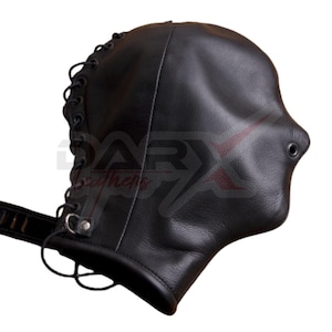 Peut inclure: Une cagoule en cuir noir dotée d'un laçage à l'arrière avec un cordon noir, un panneau facial lisse et profilé, et un œillet métallique unique au niveau du nez. Le logo DARX Leathers est visible sur le côté de la cagoule.