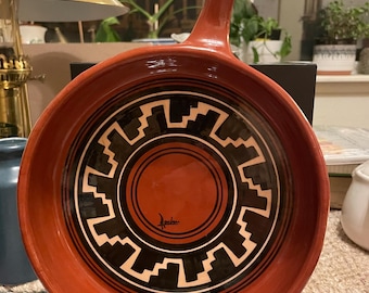 Poêle vintage en céramique Ute Mountain, signée Rocha | Céramique rouge du Sud-Ouest amérindien | Motif géométrique noir représentant un soleil | Colorado