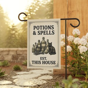 Peut inclure: Un drapeau de jardin rectangulaire avec un fond crème, une bordure noire et le texte POTIONS & SPELLS EST. THIS HOUSE. Le motif comprend une illustration noire représentant un chat, un chaudron et divers flacons et bocaux en verre.