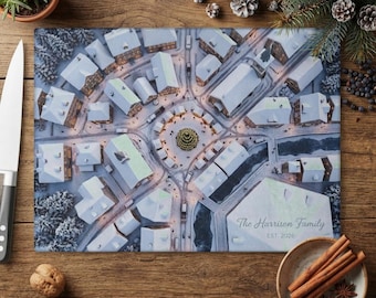 Tabla de cortar navideña personalizada, tabla para servir con temática de pueblo nevado, regalo familiar personalizado, decoración navideña de pueblo invernal para la cocina, recuerdo familiar.