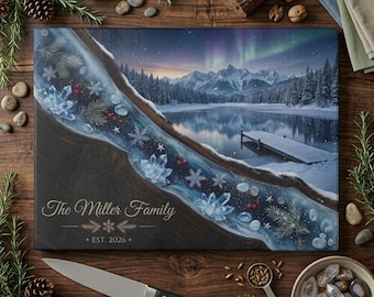 Tabla de cortar de invierno personalizada, tabla para servir Aurora Lake, regalo familiar personalizado, decoración de cocina de montaña nevada, recuerdo de auroras boreales