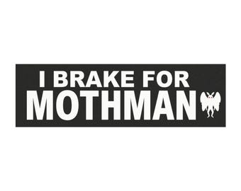 Imán para coche "Freno por Mothman", pegatina divertida y llamativa en blanco y negro para parachoques, calcomanía para coche de criaturas paranormales críptidas, regalo, pegatina de humor espeluznante