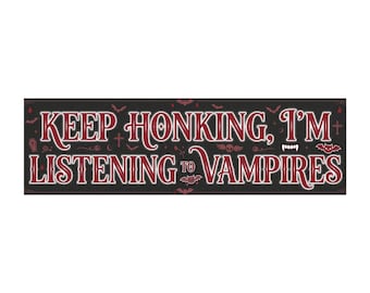 Divertido imán para coche de vampiros: Sigue tocando la bocina, estoy escuchando a los vampiros. Letrero gótico para coche, decoración espeluznante para vehículos de Halloween, regalo de humor negro para conductores.