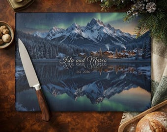 Tabla de cortar navideña personalizada con motivos de montaña, regalo de boda con auroras boreales, recuerdo personalizado para parejas, regalo de decoración para la cocina de una cabaña de invierno.
