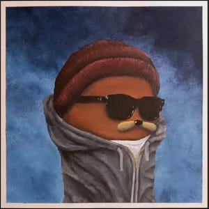 Könnte beinhalten: Ein quadratisches Gemälde mit einer braunen, abgerundeten Figur, die eine dunkelrote Mütze, eine schwarze Sonnenbrille und einen grauen Kapuzenpullover mit Reißverschluss trägt. Die Figur hat einen kleinen beigen Schnurrbart vor blauem Hintergrund.