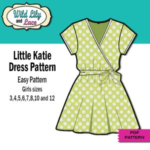 Op de afbeelding: Een digitale illustratie van een groen-wit geblokte jurk met een wikkel-bovenstuk en korte mouwen. De tekst "Little Katie Dress Pattern" staat in zwarte tekst onder de jurk. De tekst "Easy Pattern" staat in zwarte tekst onder de jurk. De tekst "Girls sizes 3,4,5,6,7,8,10 and 12" staat in zwarte tekst onder de jurk. De tekst "PDF PATTERN" staat in zwarte tekst in een roze rechthoek rechtsonder in de afbeelding.