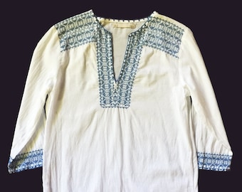 Robe LS brodée bleu gazon en coton blanc