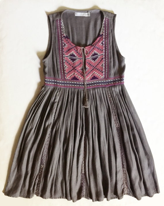 Vintage Folk Motif Sleeveless Dress with Full Ski… - image 1