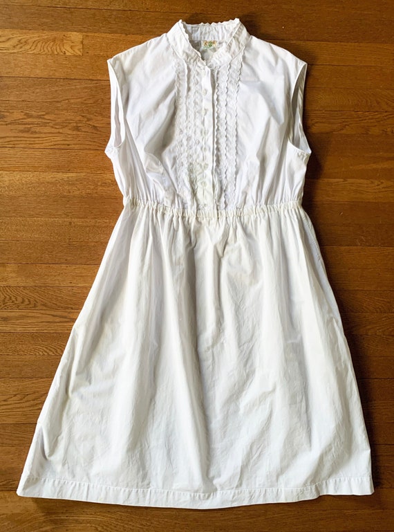 1960s White Sleeveless Cotton Dress with Eyelet L… - image 1