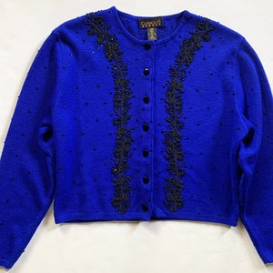 Cardigan bleu cobalt en laine mérinos et perles noires des années 1980