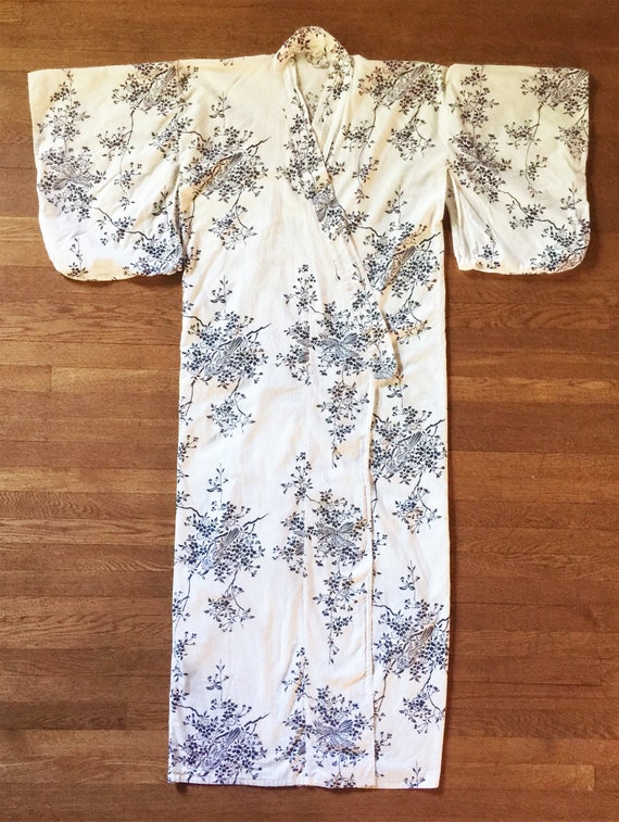 Vintage 1970s White and Navy Cotton Yukata Kimono